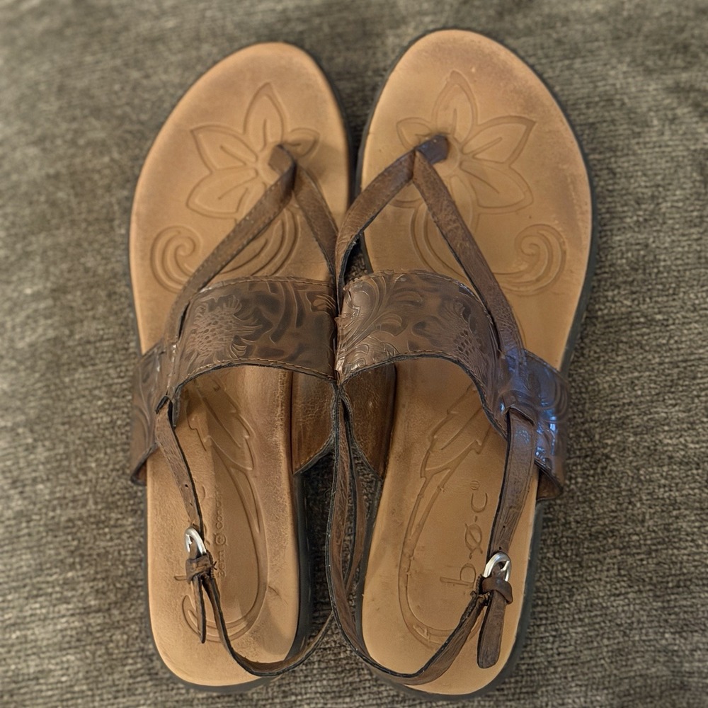 B.O.C.  Born Thong Sandal Boho Comfort Women's Size 9 *See Pic Of Wear On Heel*
